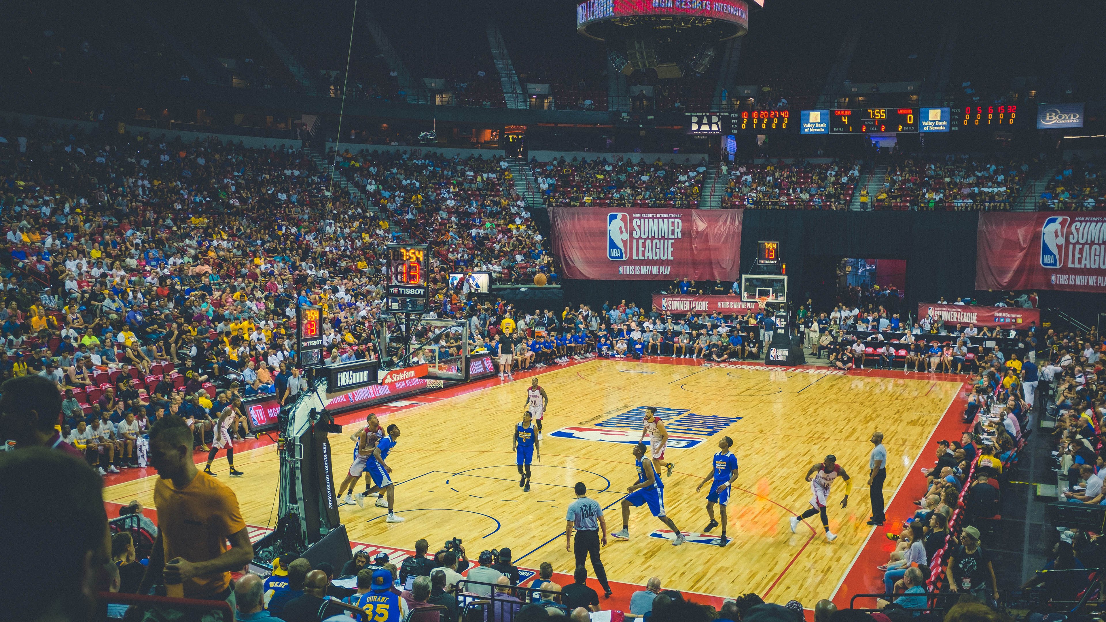 开云官网-独行侠冰封雄鹿，拉文在F1赛道超车夺冠，跨界统治力的新启示